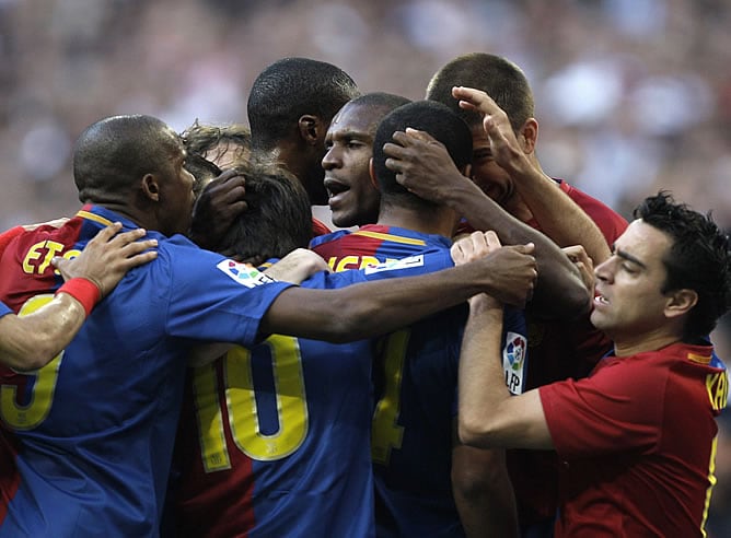 Los jugadores del Barça celebran uno de los goles de Messi en el Bernabéu