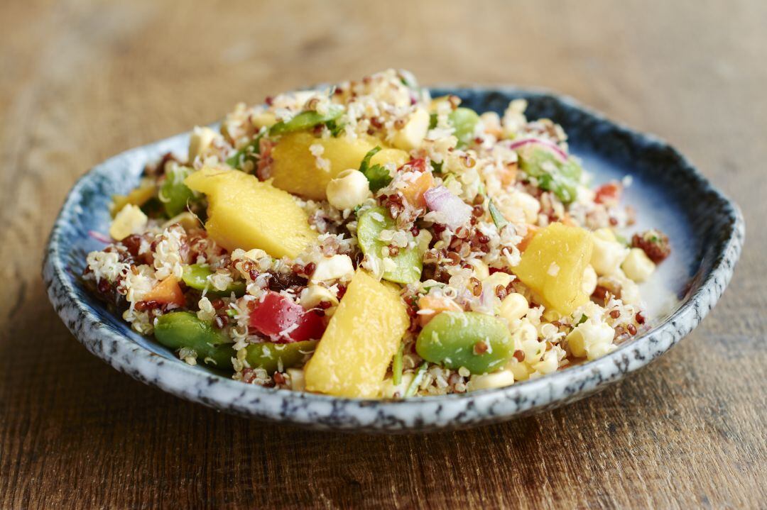 Las ensaladas de quinoa se han puesto de moda en los últimos años. 