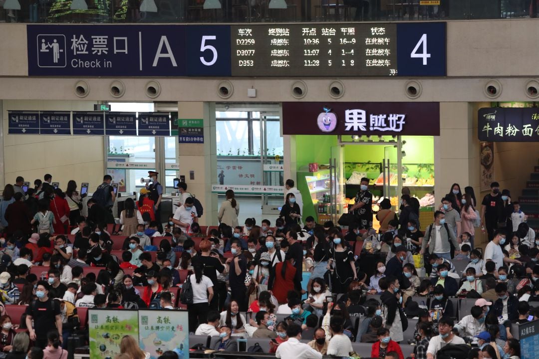 Multitud de pasajeros en la estación de tren de Hankou, en Wuhan, deciden viajar durante este período vacacional a inicios del mes de mayo