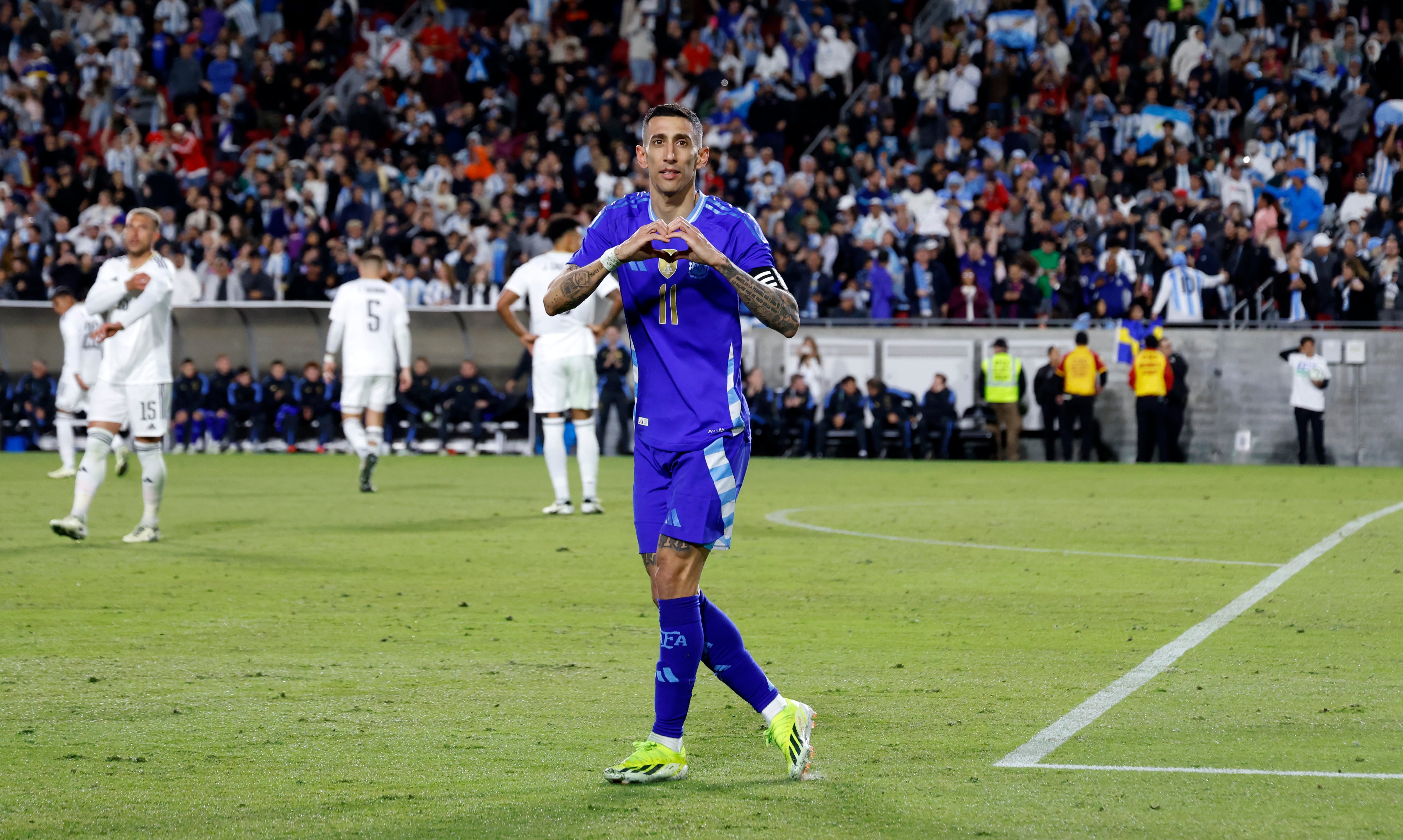 Ángel di María celebra un gol con la Selección Argentina