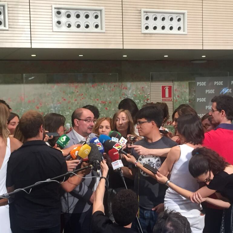 El presidente del Gobierno de Aragón, Javier Lambán, comparece ante la prensa en la sede del PSOE de Ferraz en Madrid. 