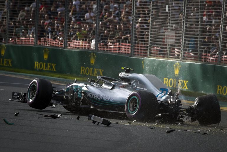 El Mercedes de Botttas, justo después de sufrir el accidente en la Q3 en Albert Park