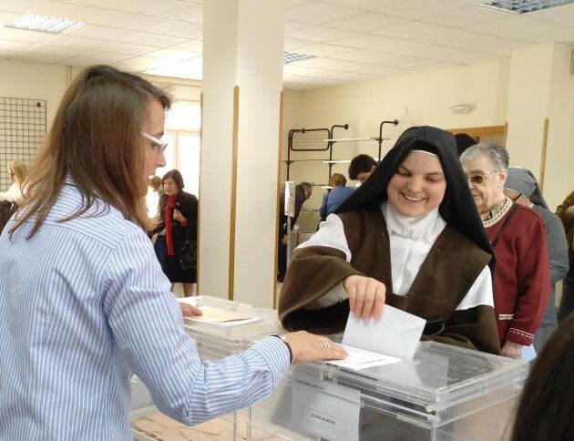 Una monja de clausura del Convento de Las Madres, primera fundación de Santa Teresa, vota en el Colegio Diocesano