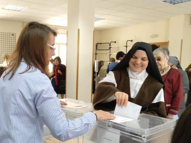 Una monja de clausura del Convento de Las Madres, primera fundación de Santa Teresa, vota en el Colegio Diocesano