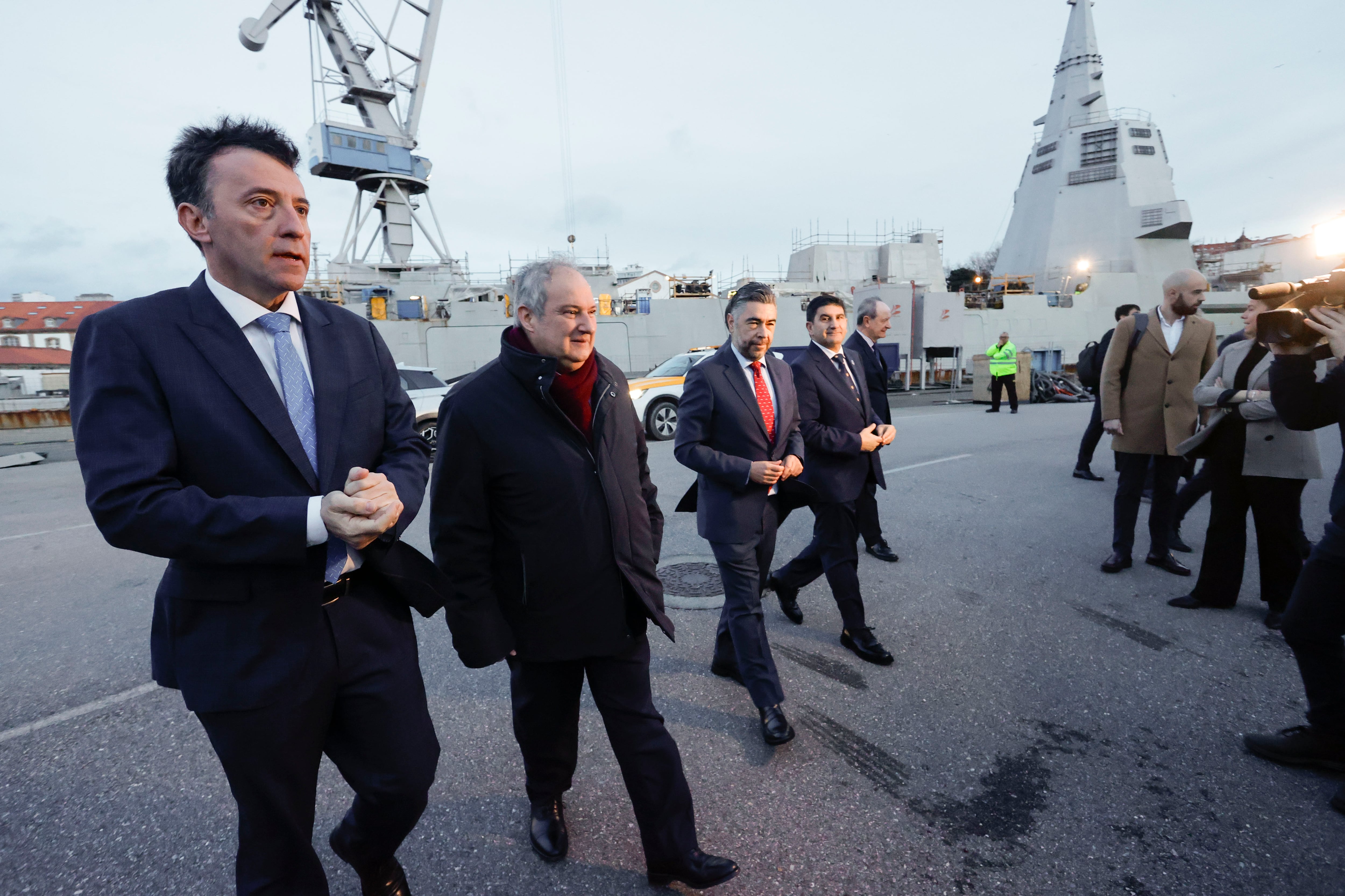 El ministro de Industria y Turismo, Jordi Hereu, acompañado por el presidente de Navantia, Ricardo Domínguez, visita las instalaciones del astillero de Navantia Ferrol EFE/ Kiko Delgado