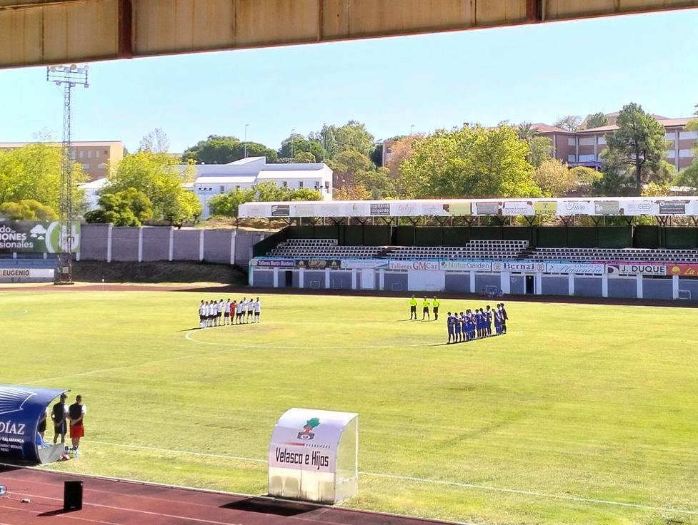 Los jugadores de la UP Plasencia y del Casar de Cáceres guardando un minuto de silencio antes del partido.