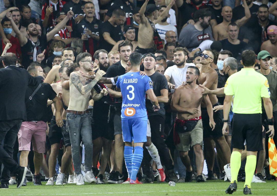 Los hinchas del Niza invadieron el campo durante el Niza - Olympique de Marsella