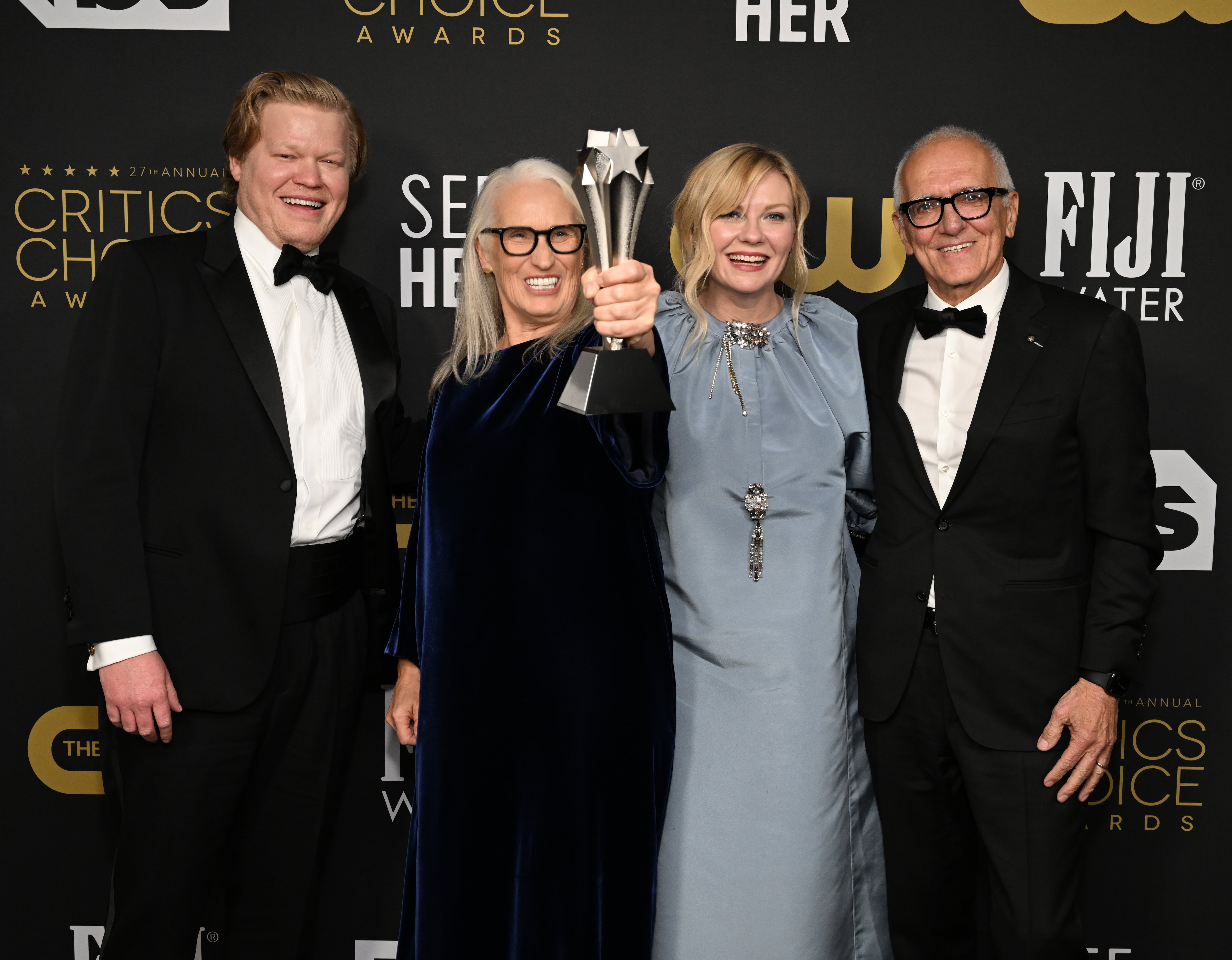 Jesse Plemons, Jane Campion, Kirsten Dunst y Roger Frappier celebran el Critics Choice para &#039;El poder del perro&#039; (Photo by Michael Kovac/Getty Images for Champagne Collet & OBC Wines)