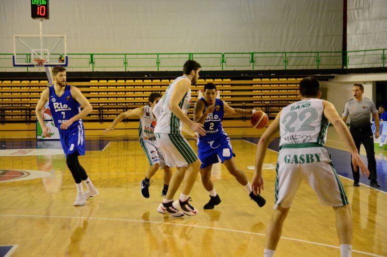 El Club Ourense Baloncesto, finalizaba la temporada,perdiendo en la cancha del Huesca por 72 a 69. (Foto archivo, de su visita del Huesca al Pazo)