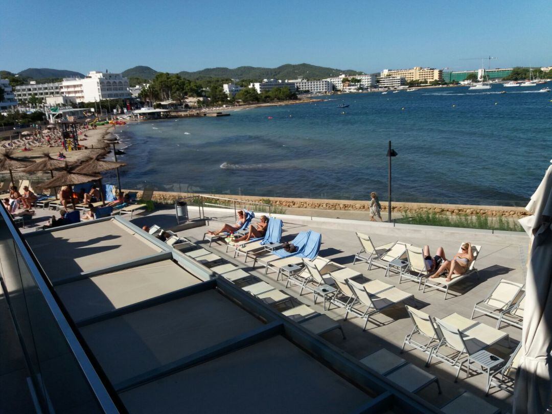 Turistas en un hotel de la isla. 