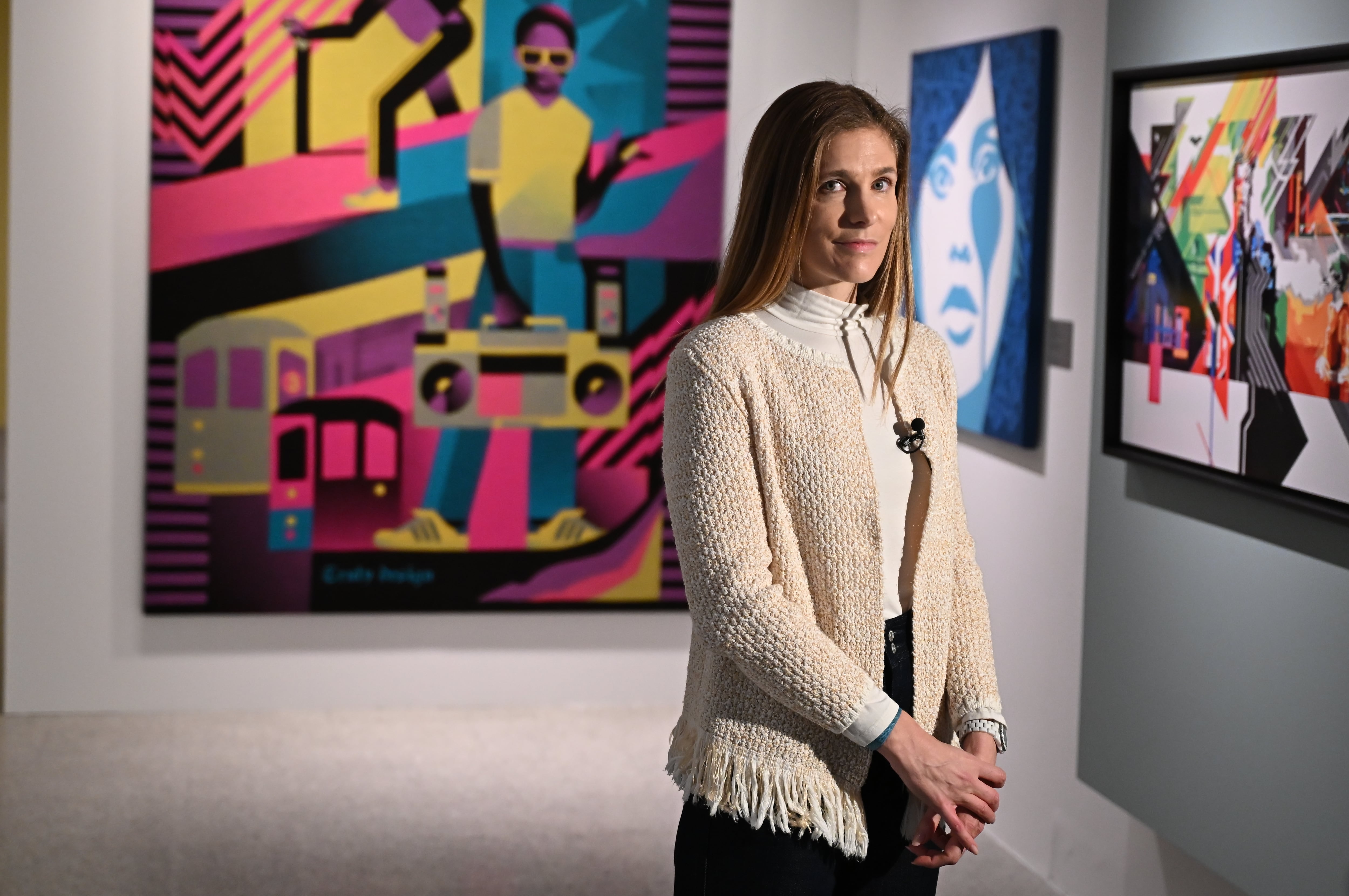 MADRID, 03/02/2026.- Patrizia Cattaneo, comisaria de la exposición 'Arte urbano. De los orígenes a Banksy', que muestra un recorrido por la evolución del arte urbano desde sus orígenes en la década de 1960 hasta su consolidación como expresión artística de pleno derecho en la actualidad, durante la presentación de la muestra este martes en La Fundación Canal, Madrid. EFE/ Fernando Villar