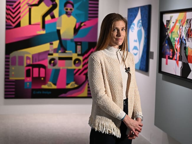 MADRID, 03/02/2026.- Patrizia Cattaneo, comisaria de la exposición 'Arte urbano. De los orígenes a Banksy', que muestra un recorrido por la evolución del arte urbano desde sus orígenes en la década de 1960 hasta su consolidación como expresión artística de pleno derecho en la actualidad, durante la presentación de la muestra este martes en La Fundación Canal, Madrid. EFE/ Fernando Villar