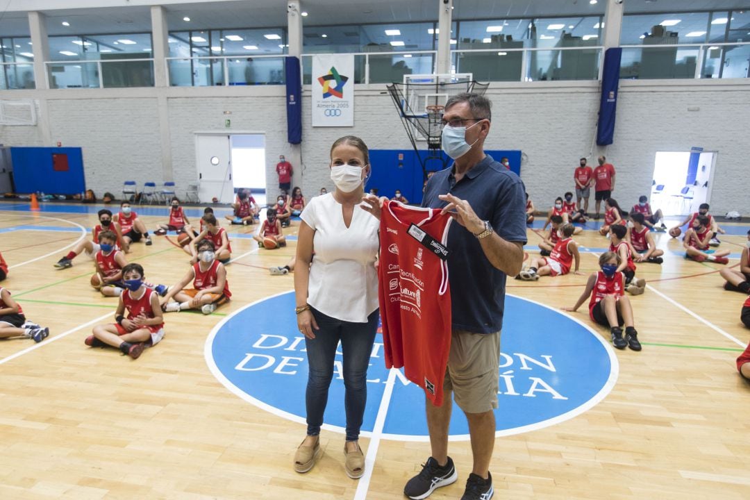 María Luis Cruz recibe una camiseta de manos de Paco Rueda.