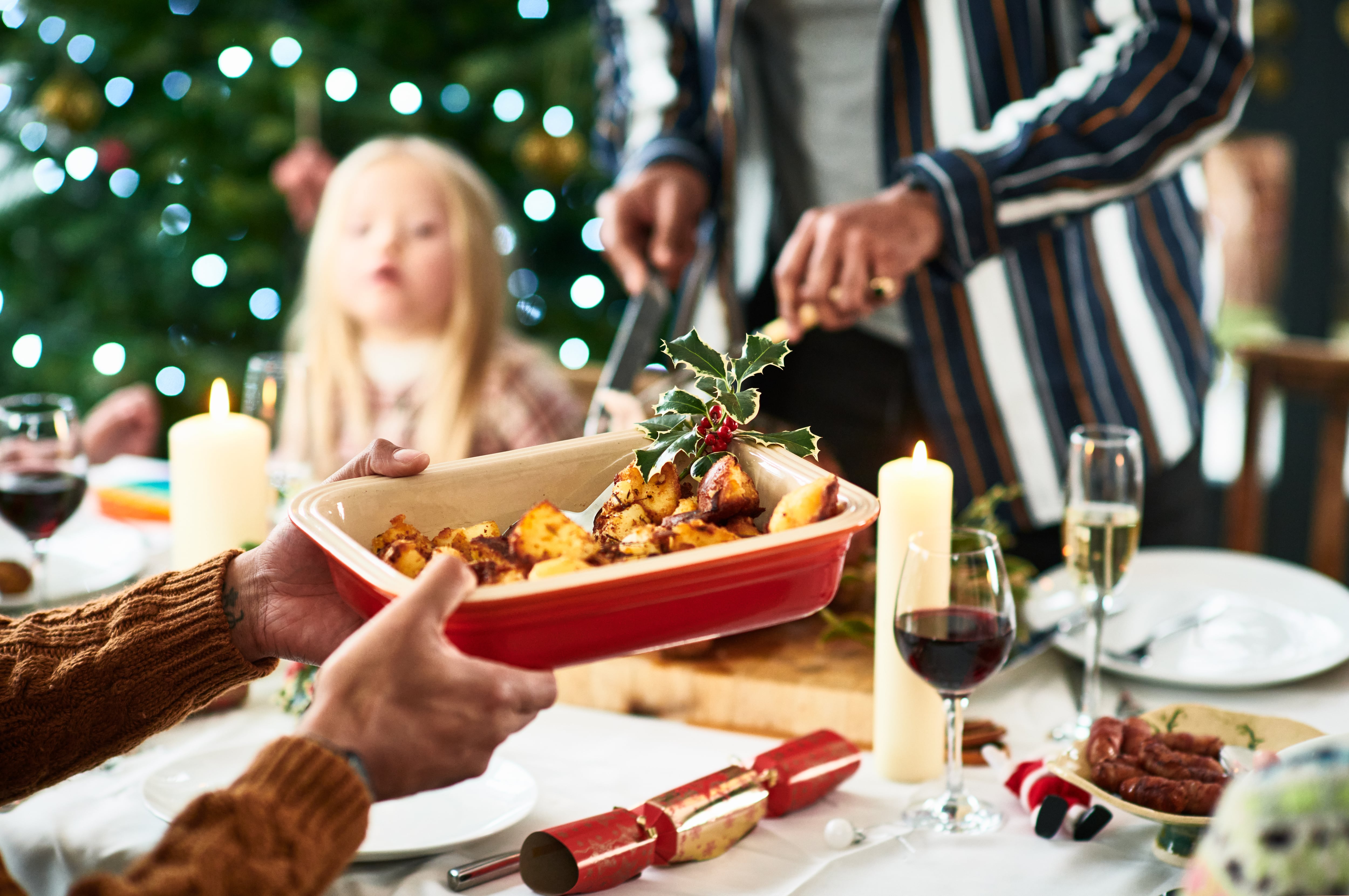 Una familia celebra la comida de Navidad.