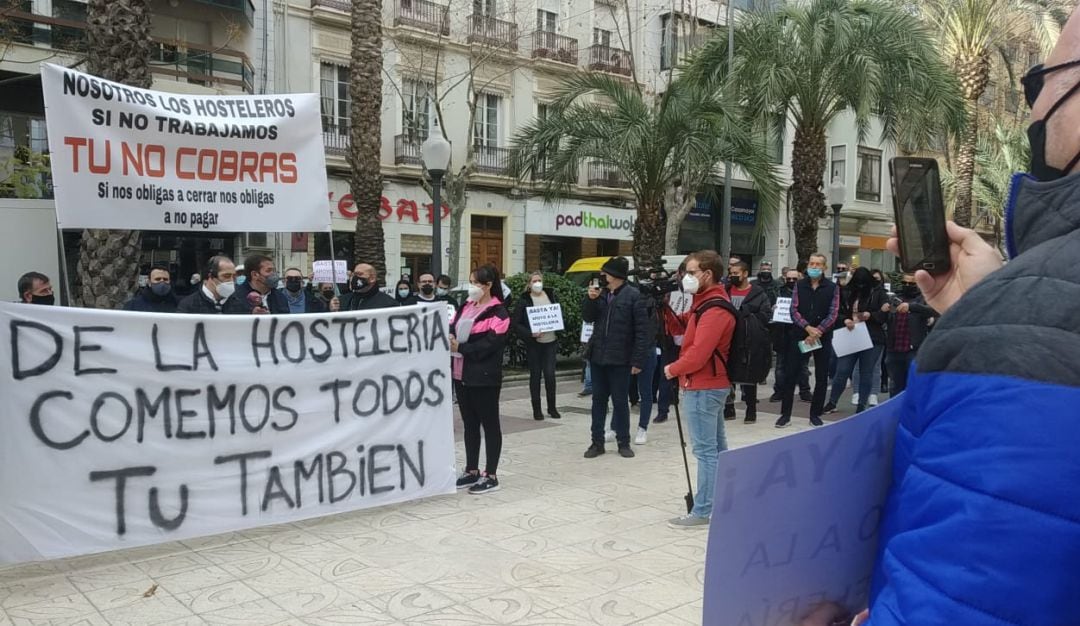 Cabecera de la concentración ante la Delegación del Consell en Alicante