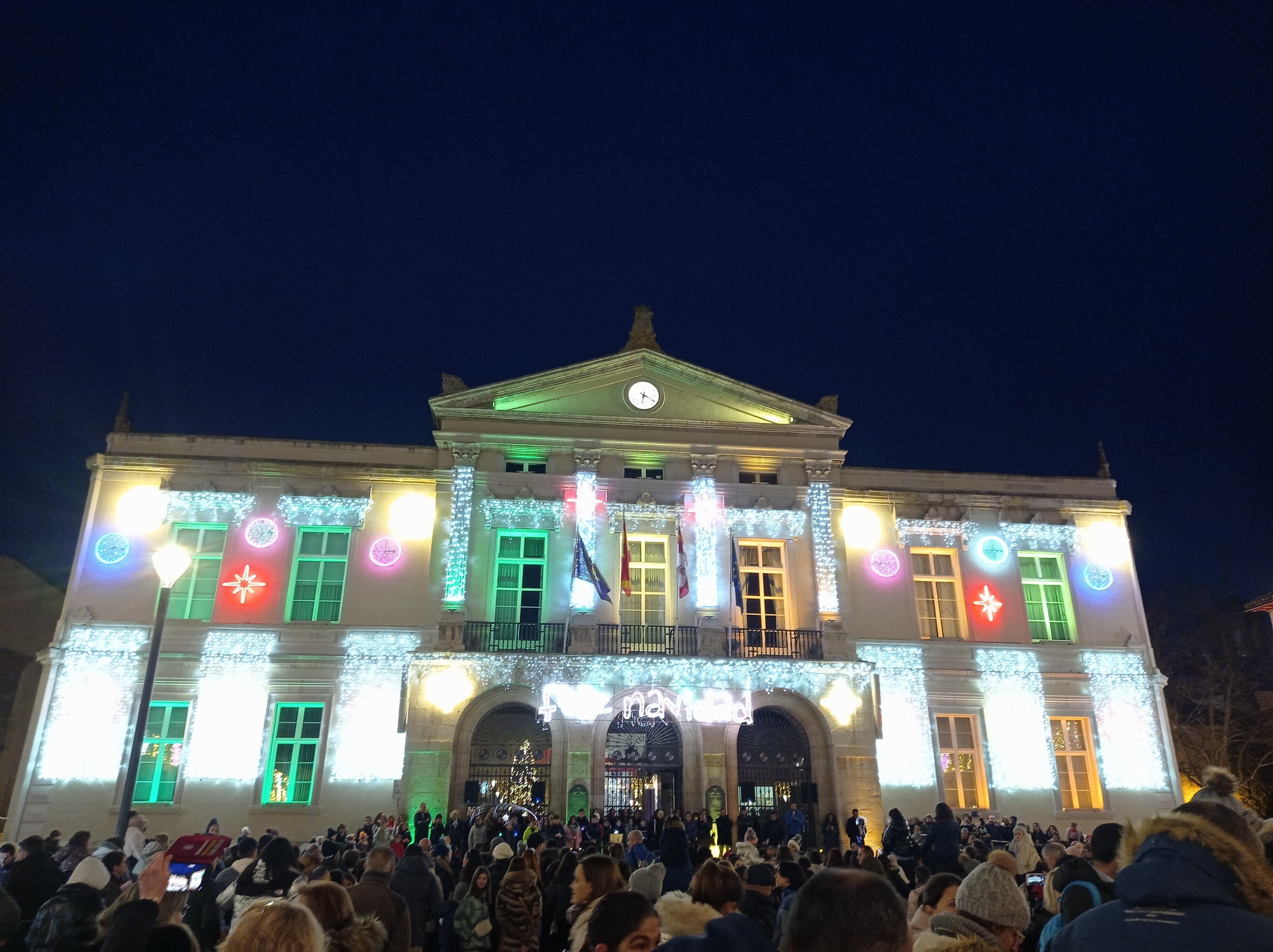 Así luce la fachada del Ayuntamiento de Palencia