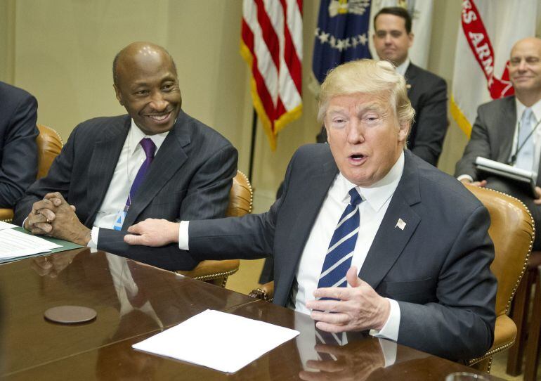 El presidente de EEUU, Donald Trump (d), conversa con el director ejecutivo de Merck & Co Kenneth C. Frazier (i), durante su reunión con los representantes de la compañía Investigadores y Productores Farmacéuticos de América 