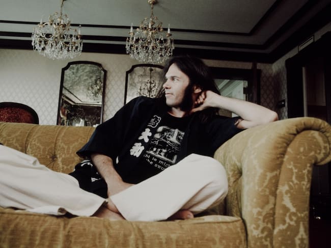 Neil Young posa en un hotel de Japón en 1976