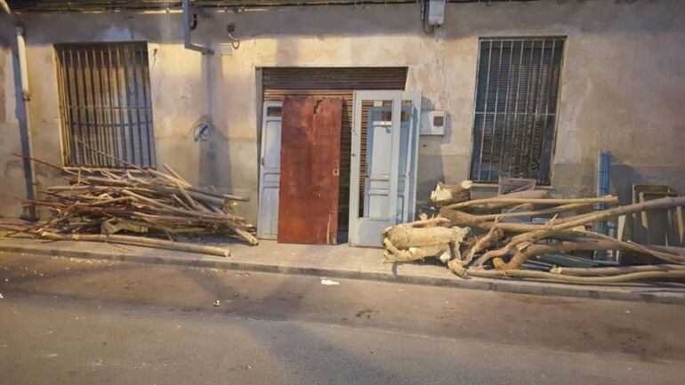 Enseres abandonados en la calle Amadeo Vives 