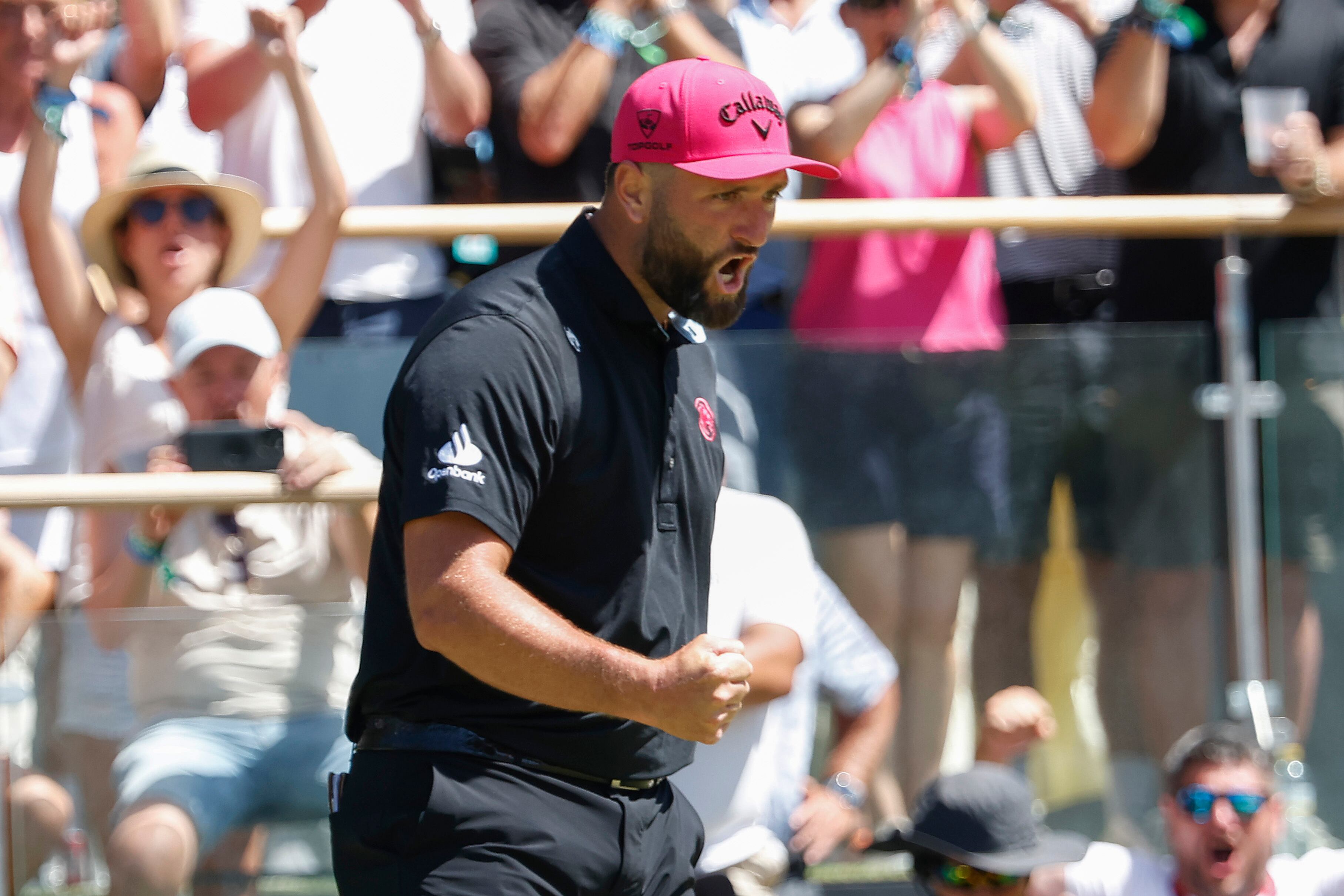 SAN ROQUE (CÁDIZ), 13/07/2025.- El español Jon Rahm celebra un par en el hoyo 18 y la victoria del equipo LEGION XIII que el capitanea, en el torneo LIV Andalucía de golf, en el campo de Valderrama en San Roque (Cádiz). EFE/A.Carrasco Ragel.
