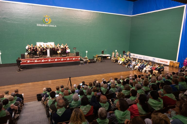 El coro de Unzaga de Eibar actúa durante el II Encuentro de Personas Mayores de Euskadi en el Frontón Astelena de Eibar / Irekia.