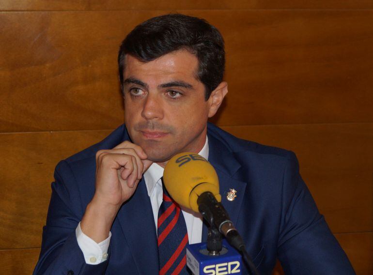 El alcalde de Albacete, Javier Cuenca, en una entrevista en Radio Albacete