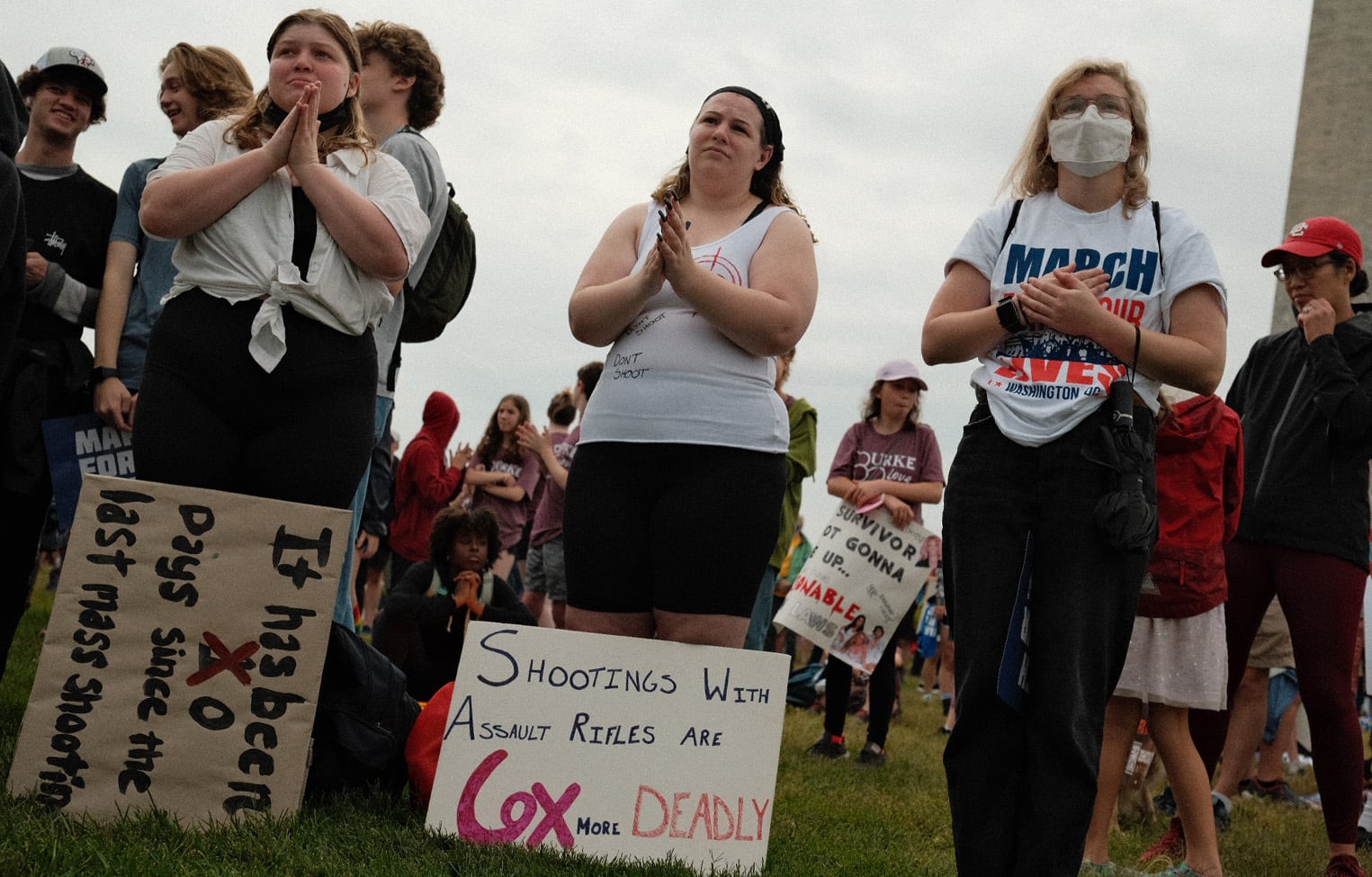 Personas marchan durante una protesta en contra de las armas hoy en Washington (EE.UU.)