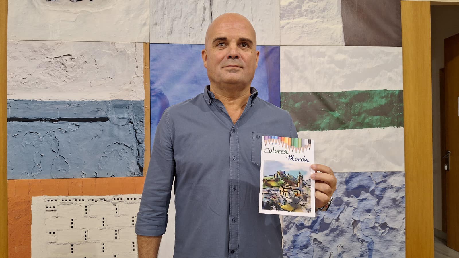 El delegado de Turismo, Alfonso Luna, posa con un cuaderno