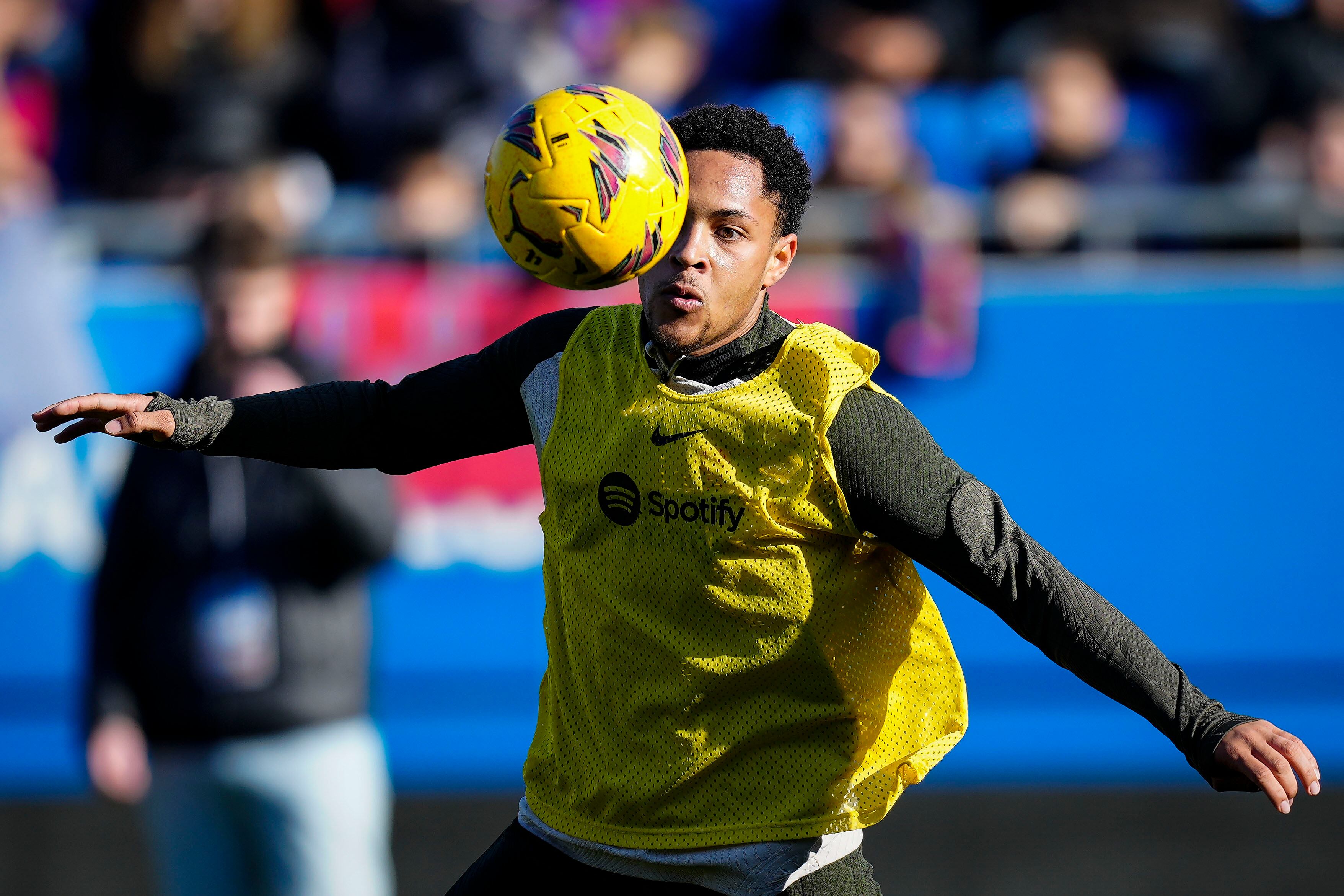 El delantero brasileño Vitor Roque durante el entrenamiento del primer equipo del FC Barcelona. EFE/ Enric Fontcuberta.