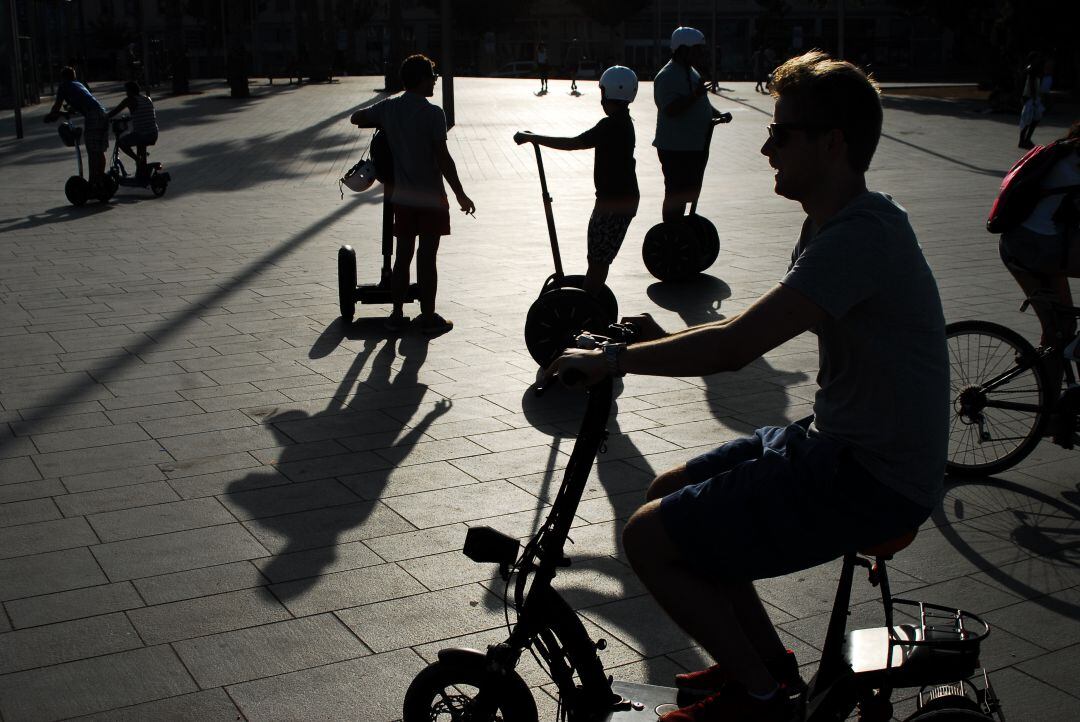 La normativa de la DGT impide la circulación de bicicletas y patinetes por aceras y zonas peatonales