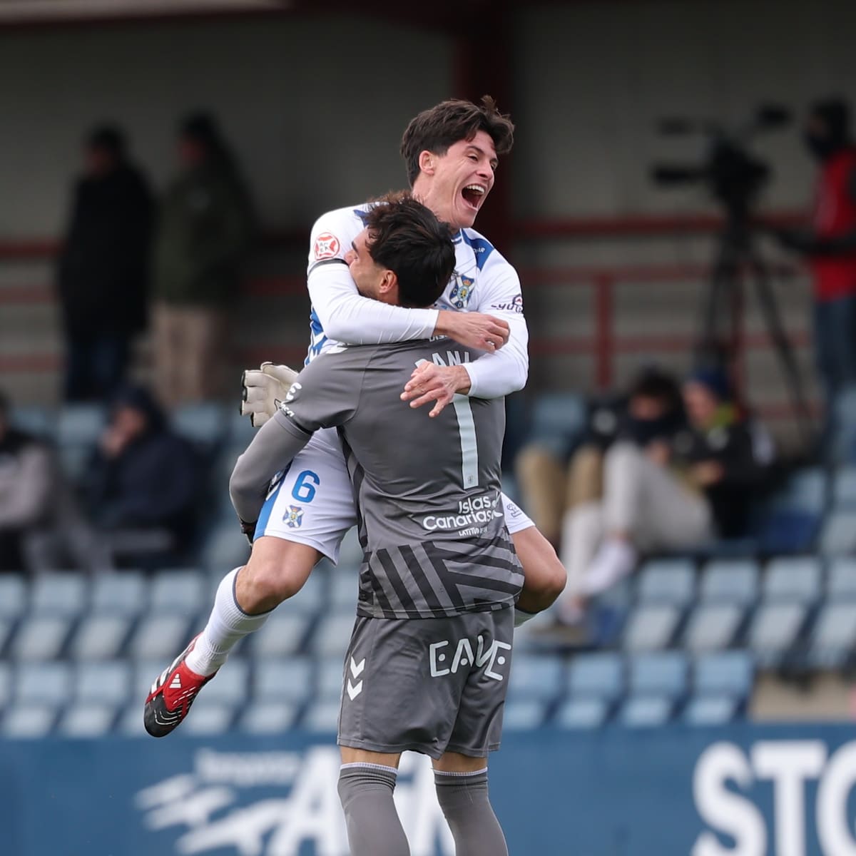 Ya es campeón de invierno: Alassan y Aitor Sanz alumbran la primera victoria del año para el CD Tenerife