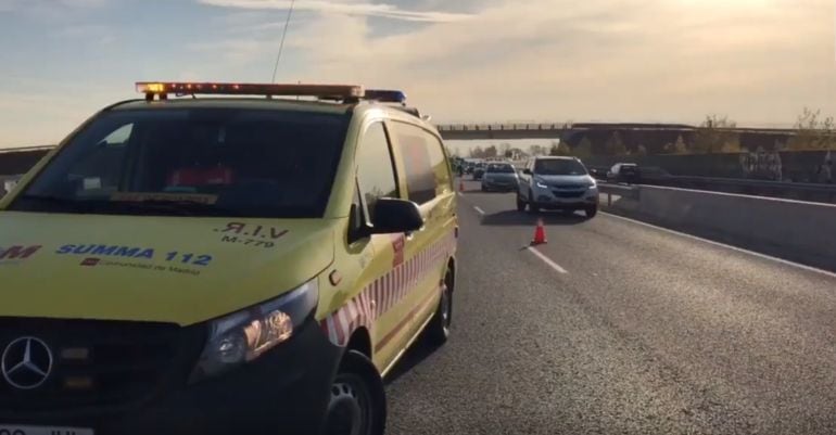 Ambulancia del SUMMA 112 en la M-111, Fuente El Saz