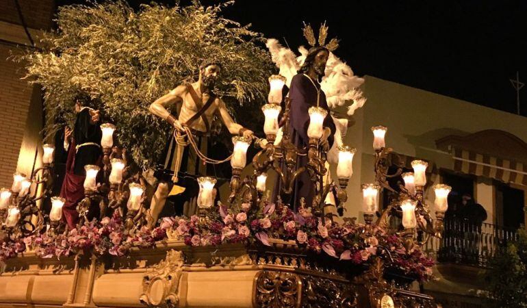 El paso de misterio de NPJ de La salud y Remedios por las calles del barrio de Bellavista