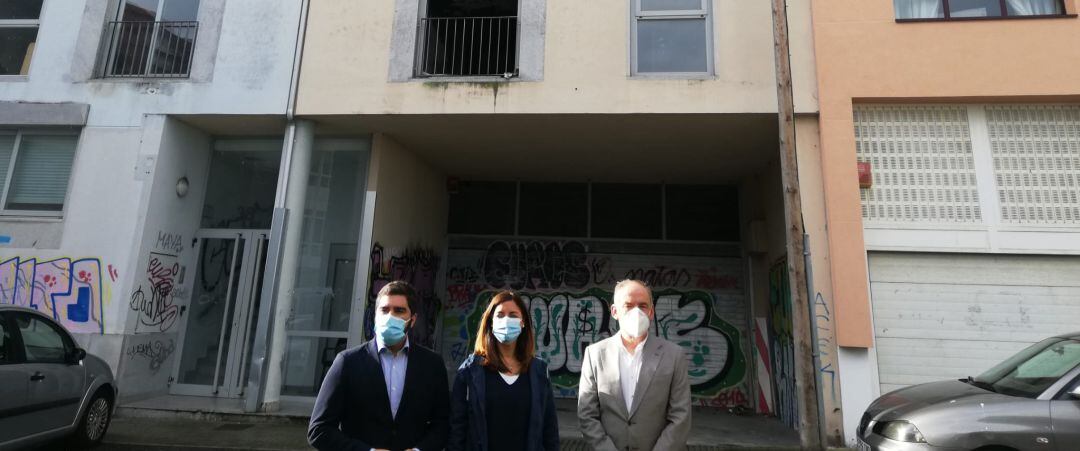 Políticos del PP ante la casa okupada en Palavea