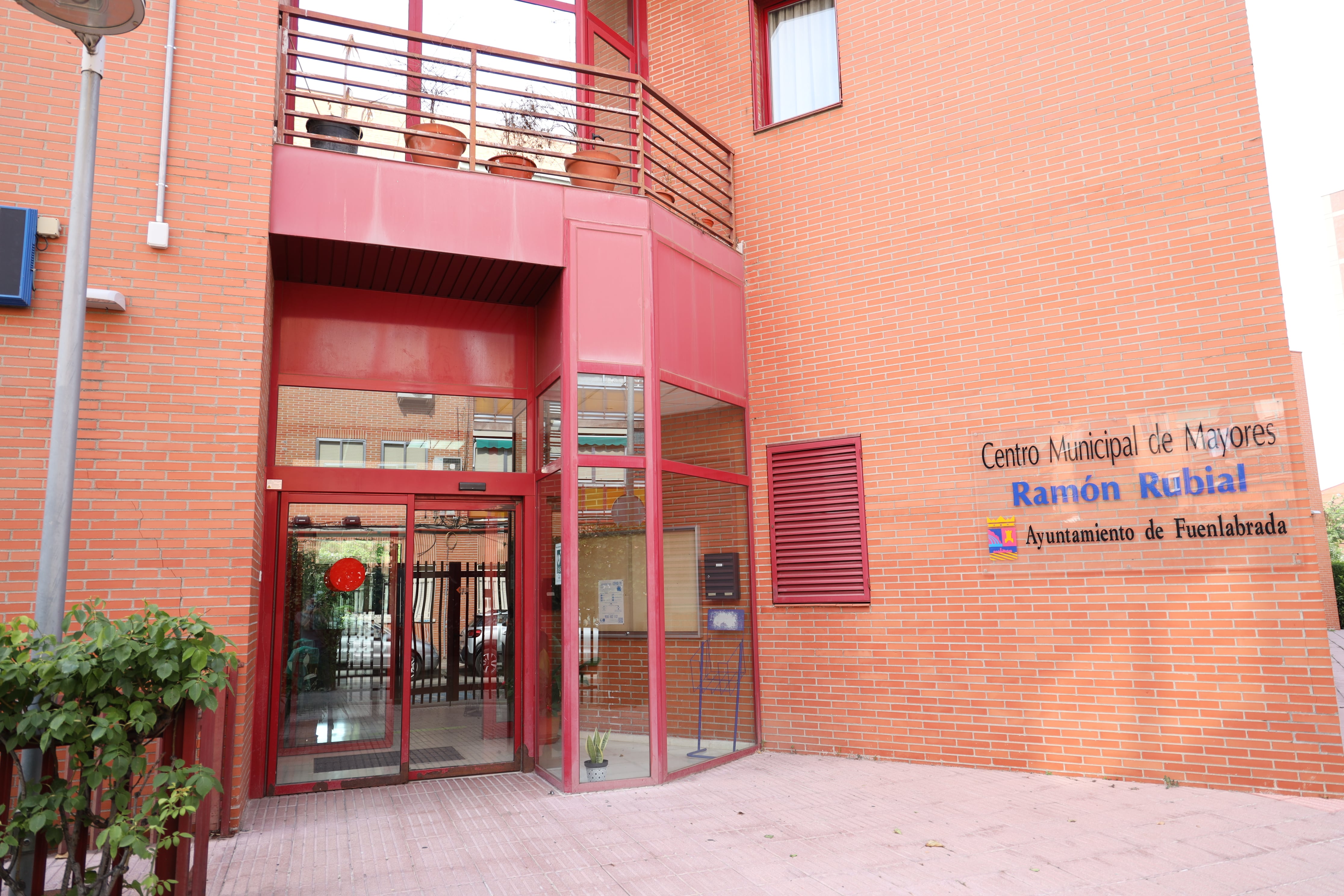 Fachada del centro de día para personas mayores Ramón Rubial de Fuenlabrada.