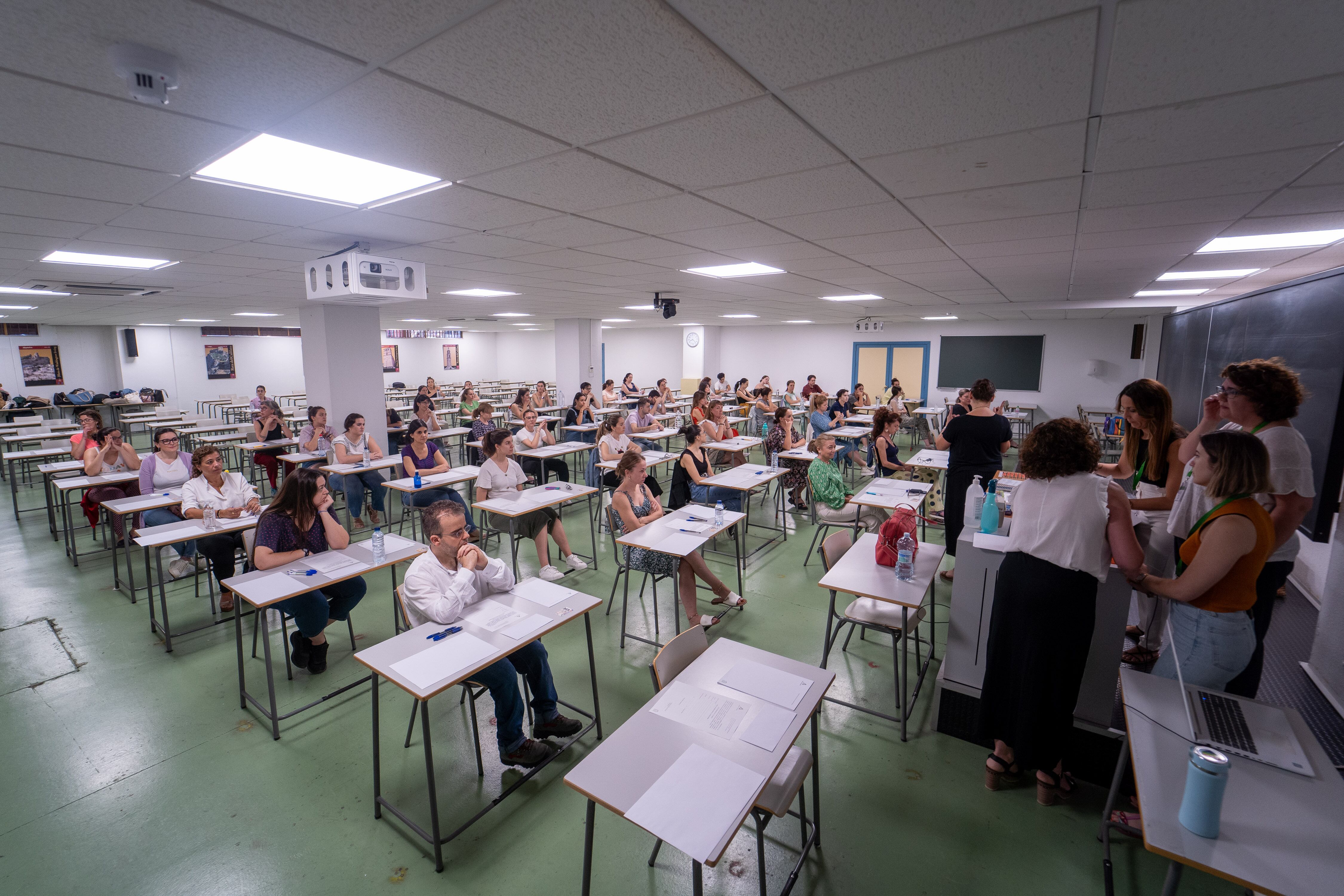 Opositores realizando un examen