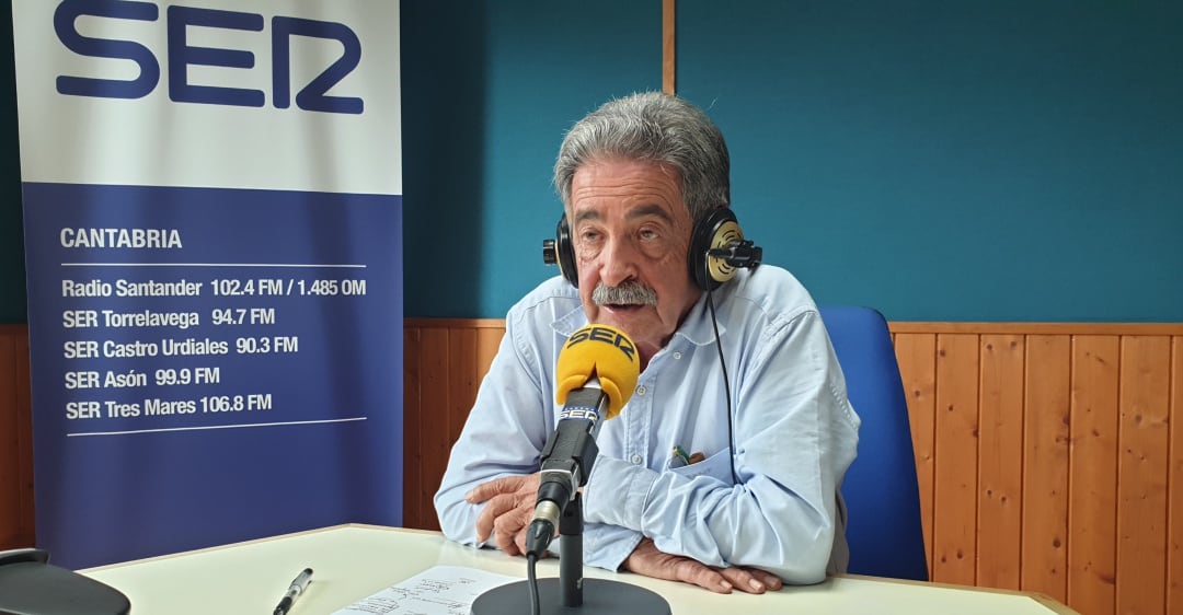 Imagen de archivo. Miguel Ángel Revilla en los estudios de SER Cantabria en Santander