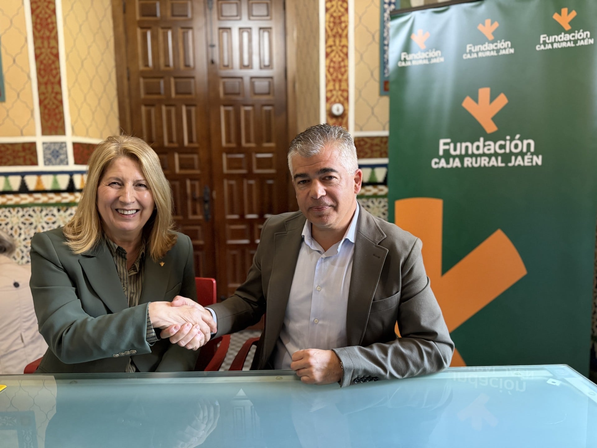 La patrona de la Fundación Caja Rural de Jaén, María Dolores Aguayo, y el alcalde de Martos, Emilio Torres, firmando convenios de colaboración.