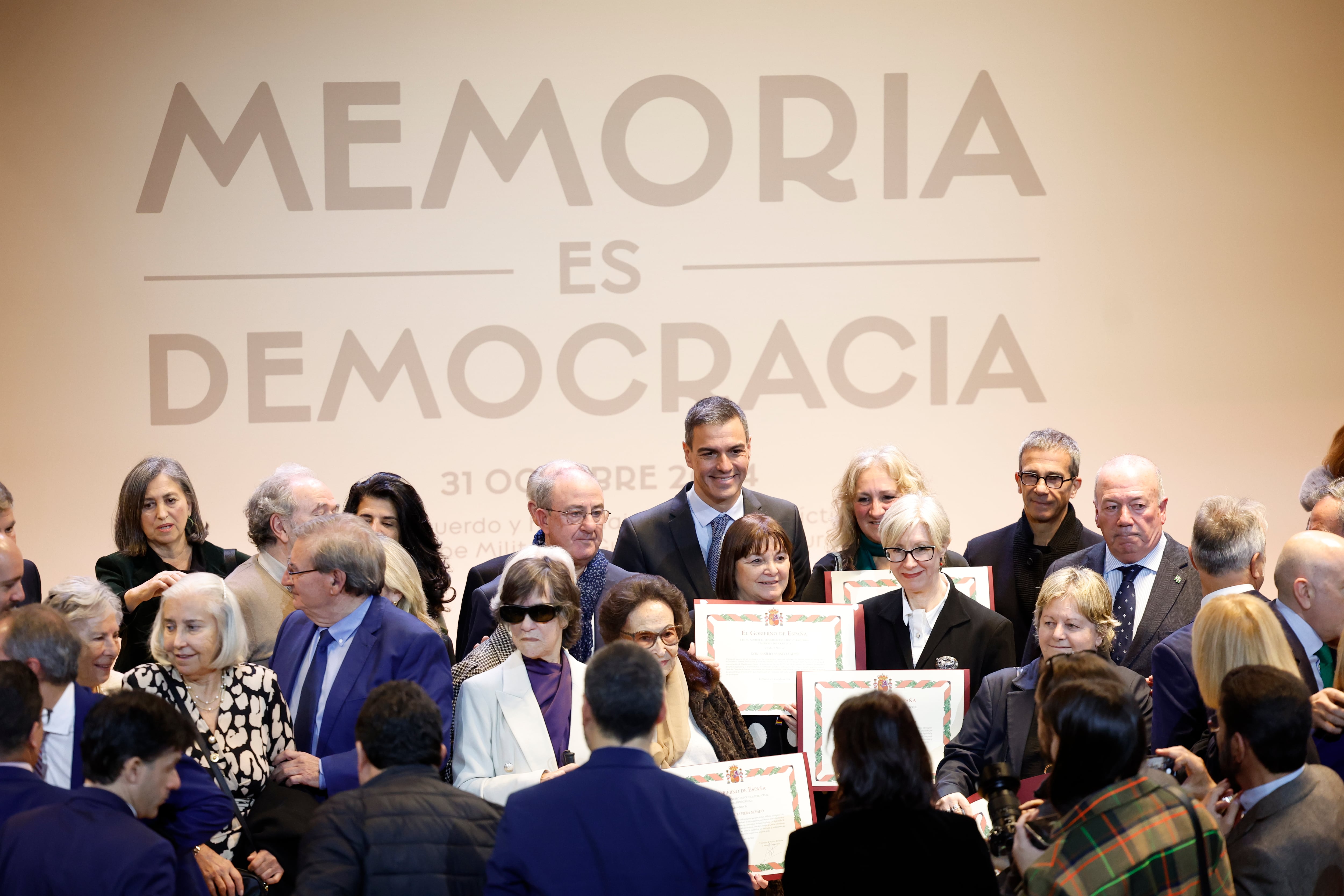 -FOTODELDÍA- MADRID, 10/12/2024.- El presidente del Gobierno, Pedro Sánchez (c), preside el acto institucional del Día de Recuerdo y Homenaje a todas las víctimas del golpe militar, la Guerra y la Dictadura este martes en el Auditorio Nacional en Madrid. EFE/Javier Lizón
