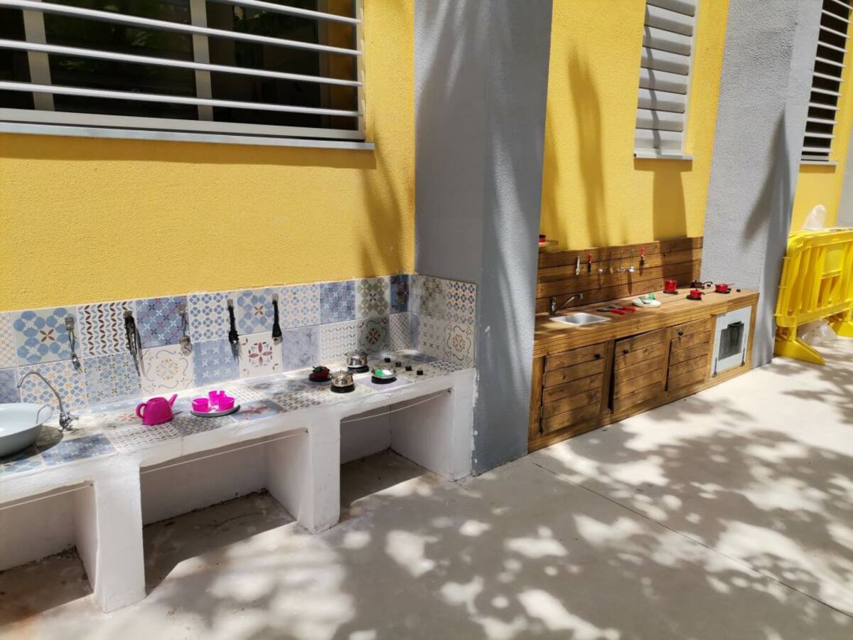 Dos cocinas, un escenario de teatro, un rocódromo... así es el nuevo patio del colegio Cervantes