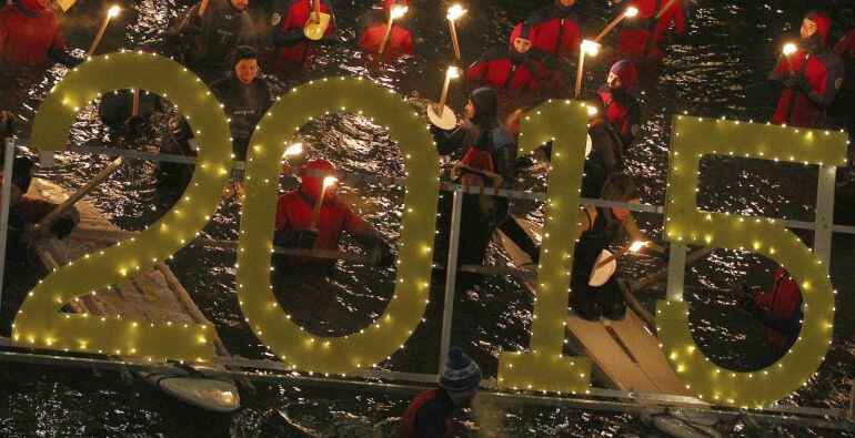 AUG021 FÜSSEN (ALEMANIA), 01/01/2015.- Decenas de personas participan en el tradicional baño con antorchas en las gélidas aguas del río Lech en Füssen, Baviera, Alemania, en el primer día de año nuevo, hoy, jueves 1 de enero de 2015. EFE/Karl-Josef Hilden