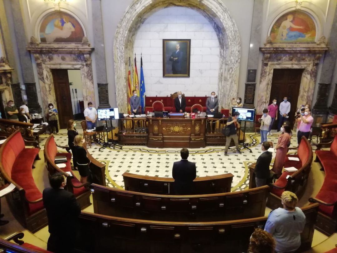 El pleno de mayo del Ayuntamiento de València ha comenzado con un minuto de silencio como homenaje a las víctimas del coronavirus COVID-19.