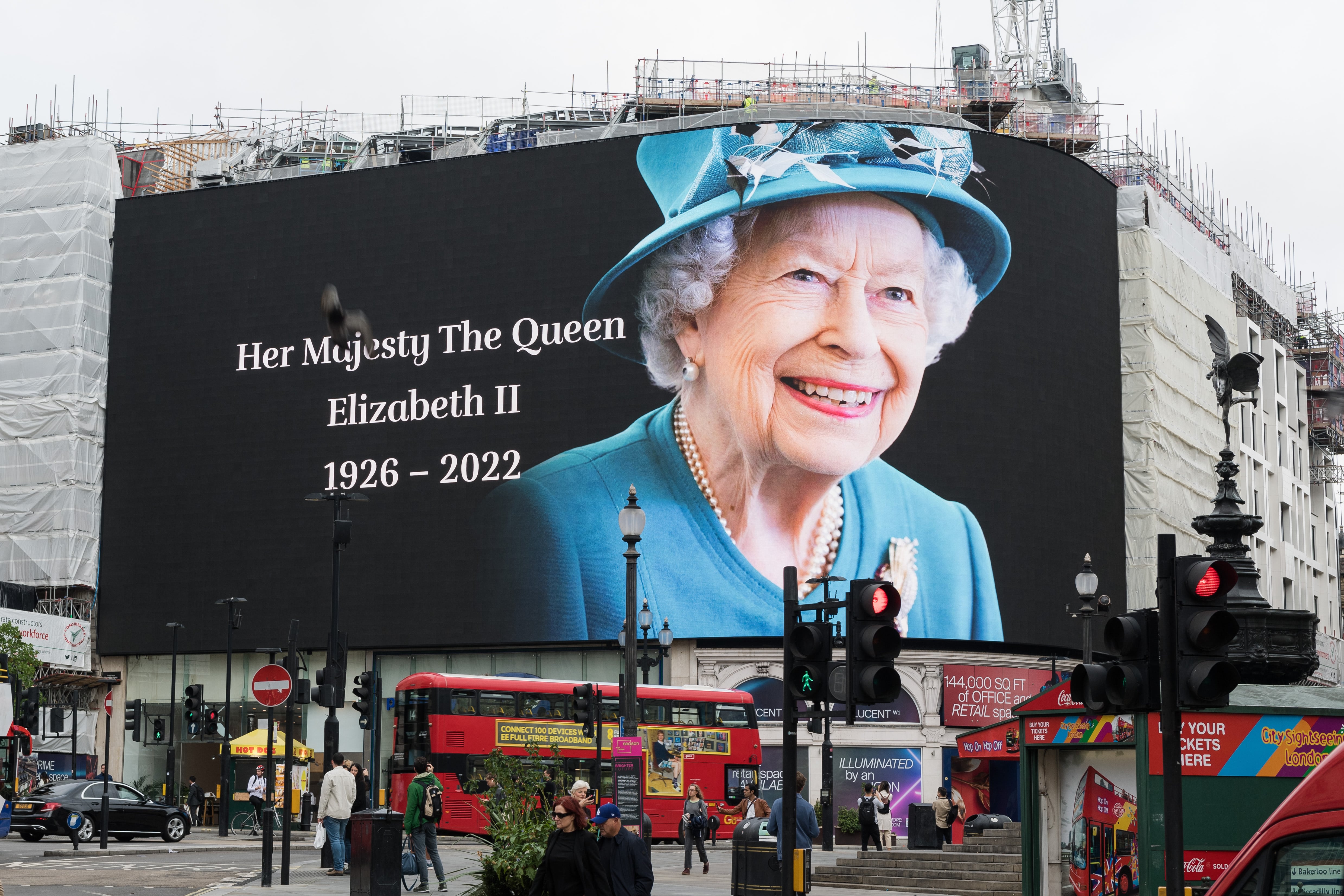 Homenaje a la reina Isabel II en Piccadilly Circus (Londres).