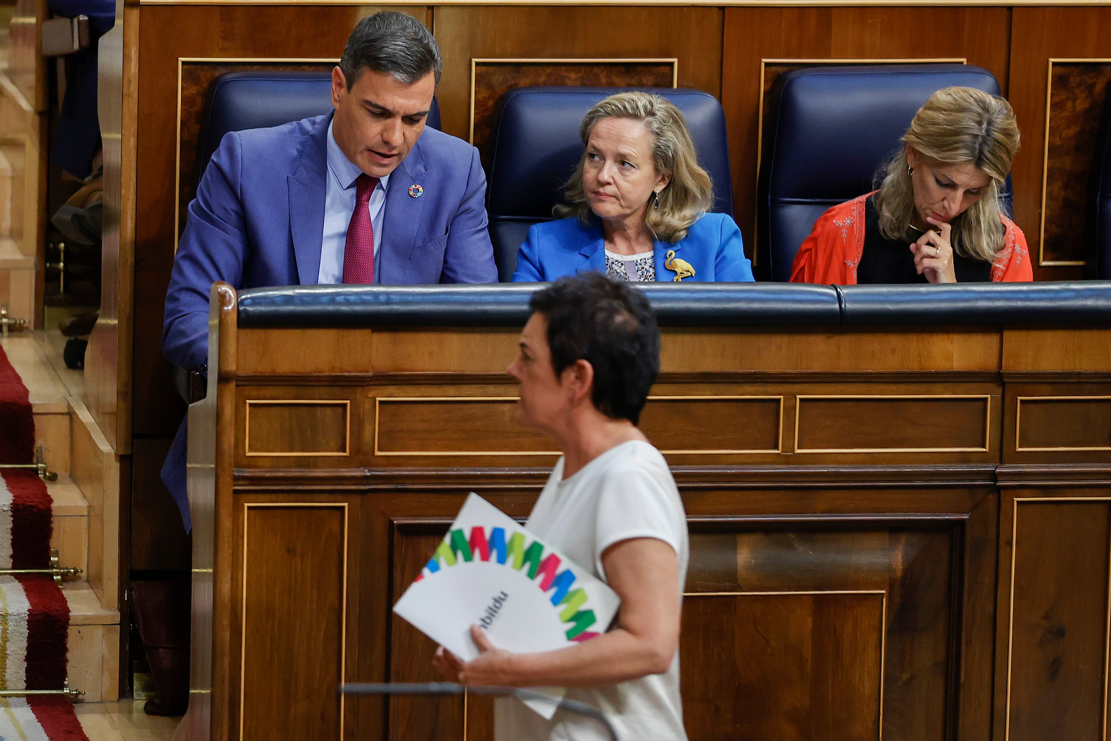 La portavoz de EH Bildu, Mertxe Aizpurua, pasa por delante del presidente del Gobierno, Pedro Sánchez, la vicepresidenta Económica, Nadia Calviño y la vicepresidenta segunda y ministra de Trabajo, Yolanda Díaz.