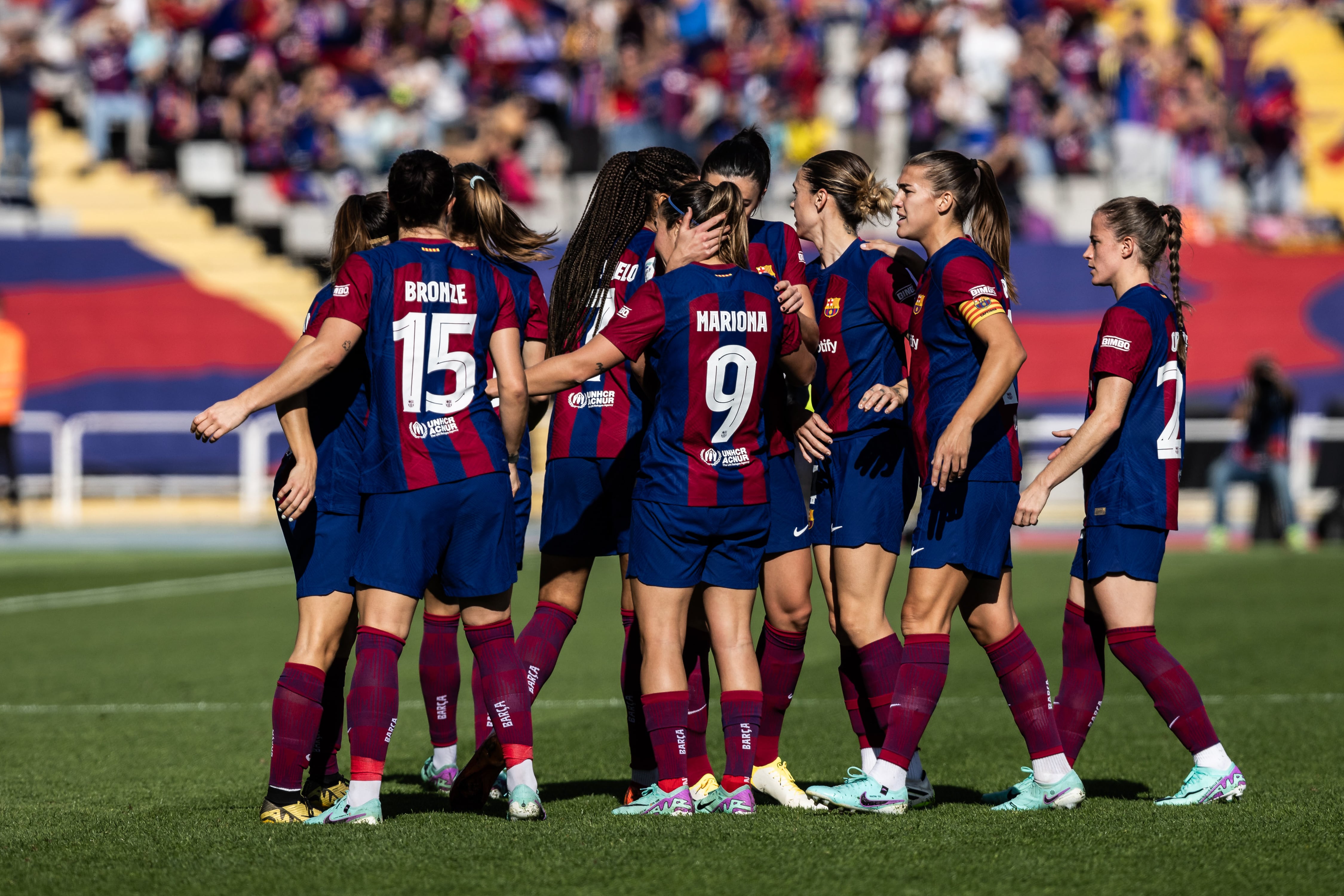 Las jugadoras del Barça celebran uno de los cinco goles al Madrid.