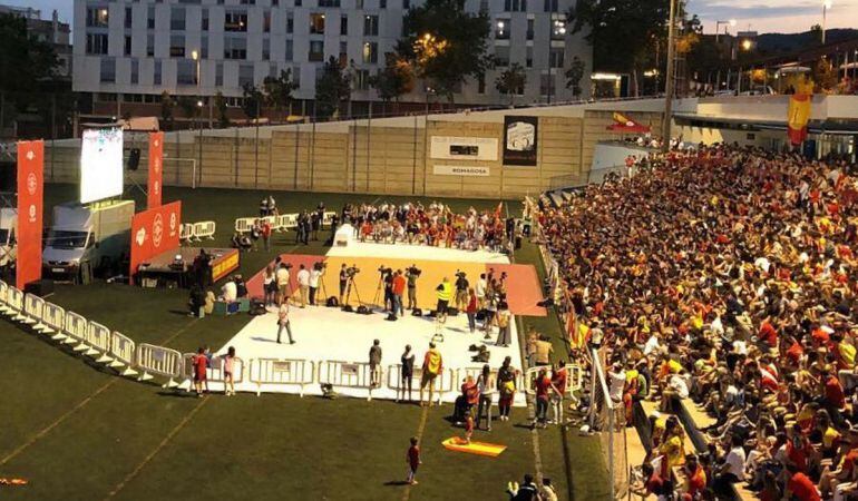 El Camp de l'Àliga de Barcelona el passat 15 juny, amb una pantalla gegant per seguir el partit Portugal-Espanya del Mundial de futbol