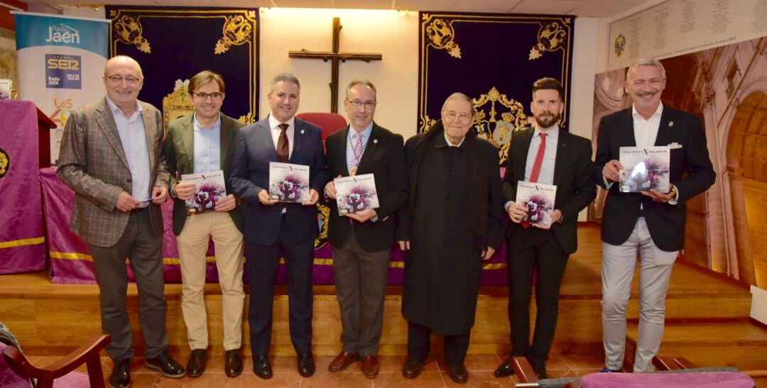 De izquierda a derecha, Manuel Palomo (Director de Radio Jaén) Juan Ángel Pérez (Diputado), Antonio Sutil (Delegado Junta), Francisco Latorre (Pte. Agrupación Cofradías), Alfonso Herrera (Ex alcalde Jaén), José Gómez (Coordinador revista) y Francisco Jiménez (Vestidor).