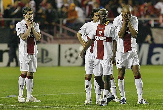 Los jugadores del Sevilla se lamenta tras caer en la tanda de penaltis