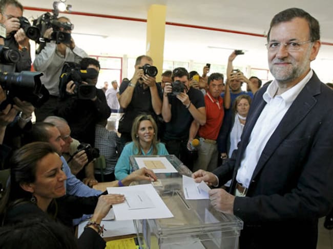 El líder del PP, Mariano Rajoy, a su llegada al colegio madrileño Bernadette de Aravaca, en donde hoy depositó su voto en las elecciones municipales y autonómicas.