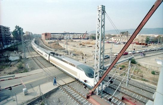 1993 - Un AVE en tránsito por el paso a nivel de Las Margaritas